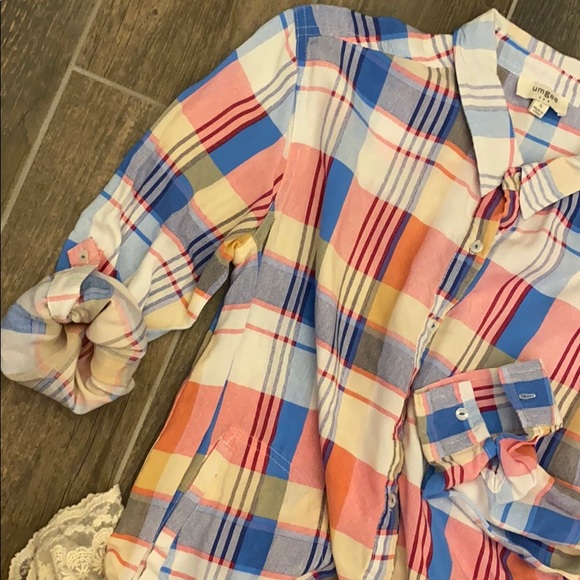 Umgee blouse too with lace trim at bottom - Picture 3 of 4